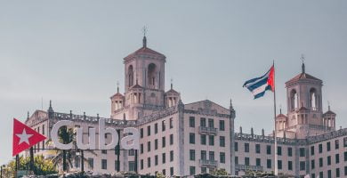 Un edificio con una bandera de Cuba encima.