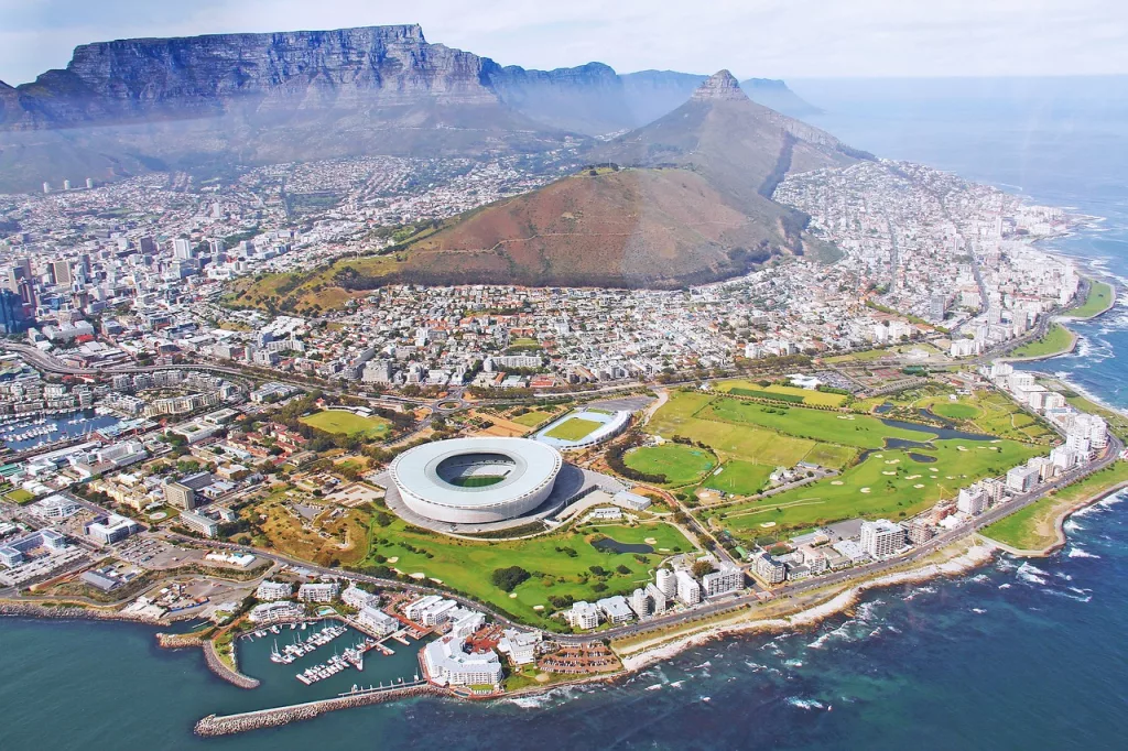 Vista aérea de la Ciudad del Cabo, Sudáfrica. Uno de los mejores destinos donde viajar en septiembre de 2024.