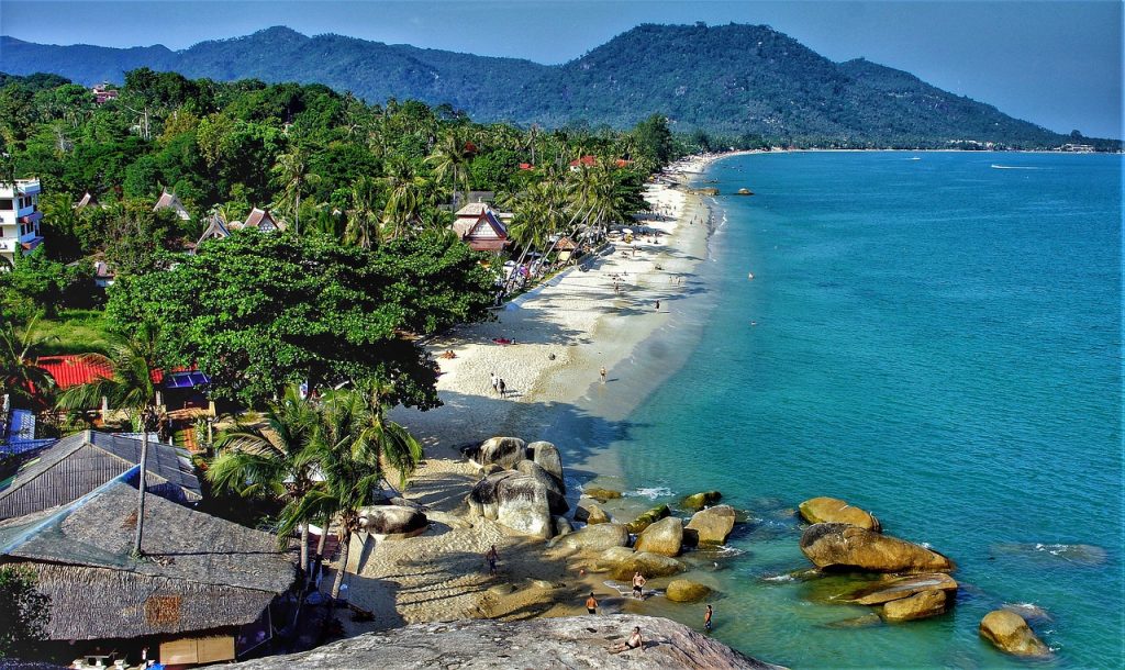 Vista aérea de la playa de Koh Samui, el quinto de los mejores destinos a donde viajar en abril.