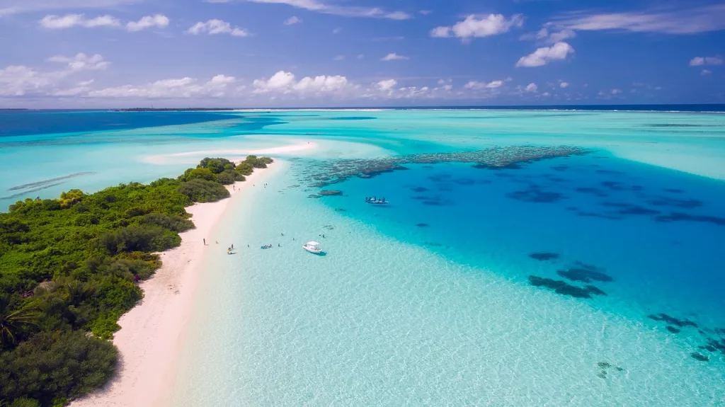 Vista aérea de Las Maldivas. Uno de los mejores destinos donde viajar en febrero de 2024.