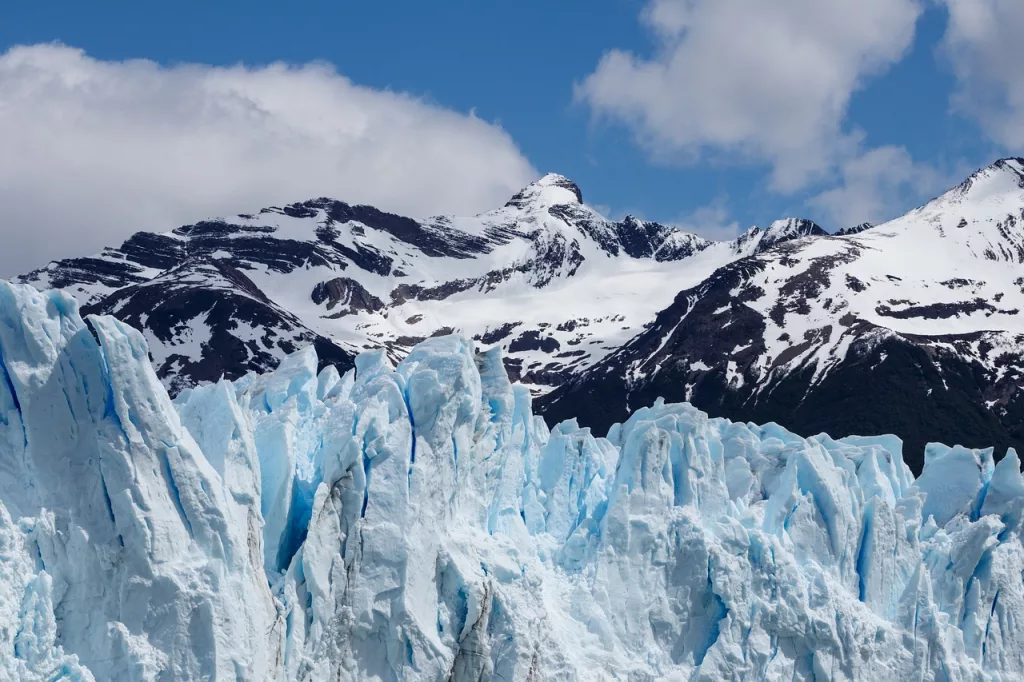 Montañas nevadas en la Patagonia argentina. El cuarto mejor destino donde viajar en febrero de 2024.