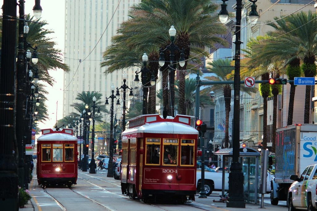 Tranvía en Nueva Orleans, EE.UU. Uno de los mejores destinos a donde viajar en mayo.