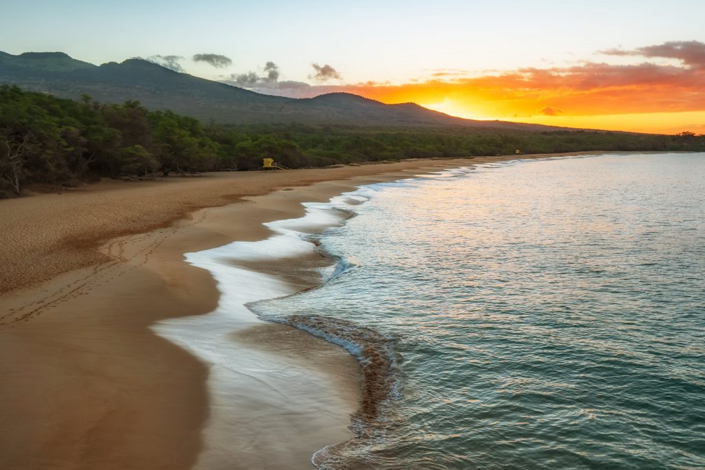 Una playa en Maui, Hawai. Uno de los destinos donde viajar en mayo.