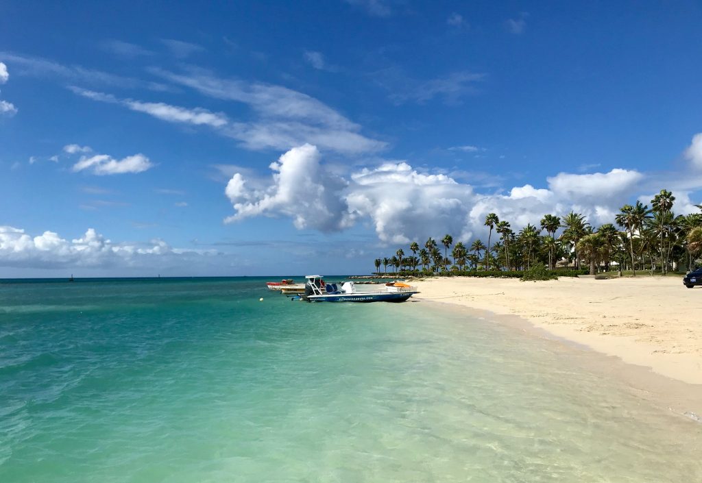 Playa en Aruba, Caribe. El penúltimo mejor destino a donde viajar en junio.