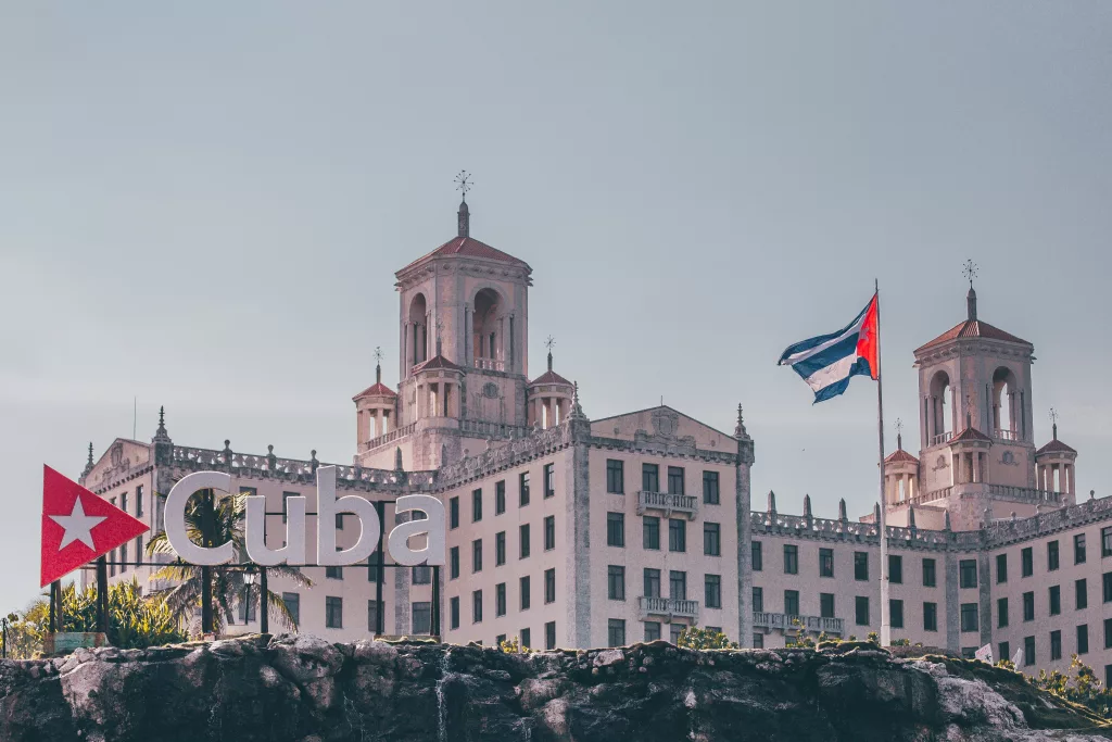 Un edificio con banderas de Cuba.